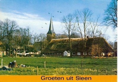 Sleen, kerk en Drentse boerderij, circa 1975.jpg