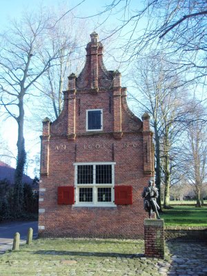 Schoorl, naast NH kerk, 2008 met beeld Jan van Scorel