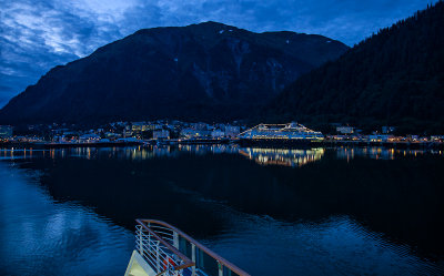  The harbor in twilight 