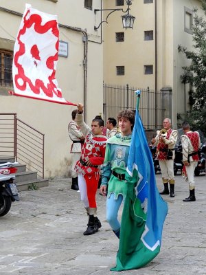 Les porte-tendards d'Arezzo se pratiquent avant le tournoi