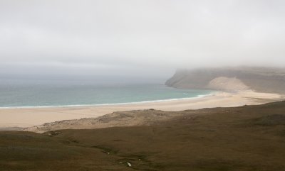 Uitzicht op het strand van het Patreksfjrur fjord / View on the beach of the Patreksfjrur fjord