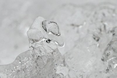 IJssculptuurtje gevormd door bevroren druppels