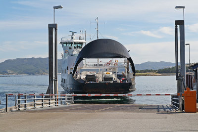 De veerboot van Gutvik naar Leka