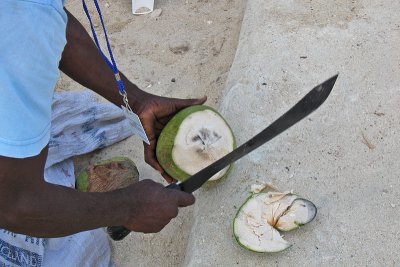 Zo hak je een kokosnoot doormidden