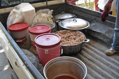 Het warme eten wordt in pannen en emmers gebracht