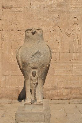 De valkgod Horus met de farao ervoor