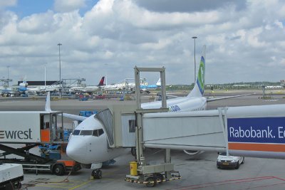 Ons vliegtuig staat klaar op Schiphol