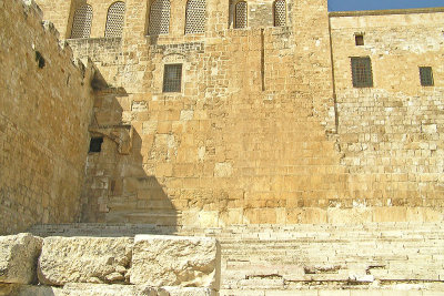 De tempeltrap en een deel van de muur