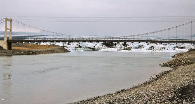 Achter de brug is het ijsbergenmeer