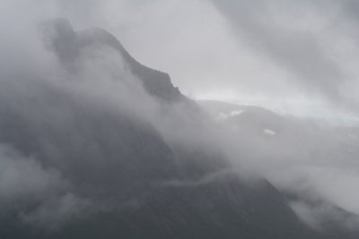 Bewolking tussen de bergen