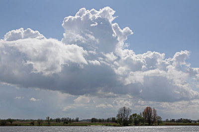 Een mooie, echt hollandse wolkenlucht boven de waard