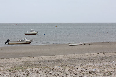 Bij eb liggen deze bootjes op het strand