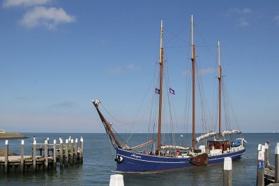 Zeilboot vaart de haven van Oudeschild binnen
