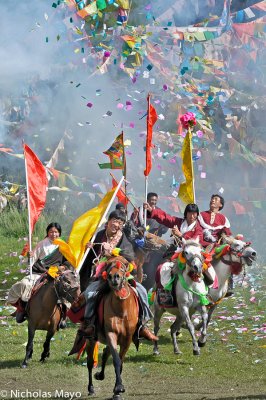 China (Sichuan) - Tossing Paper Prayers