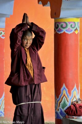 China (Sichuan) - Nun Praying at Larung Gar