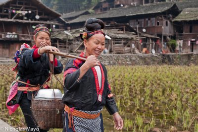 China (Guizhou) - Two Women Carrying Heavy Basket