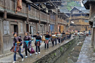 China (Guizhou) - Young Bride With Chicken