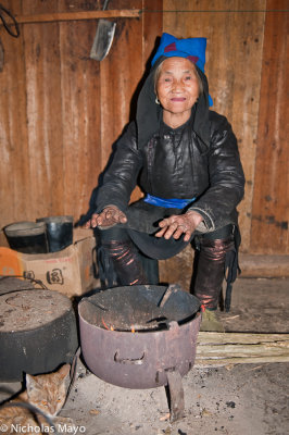 China (Guizhou) - Warming Hands Over The Brazier