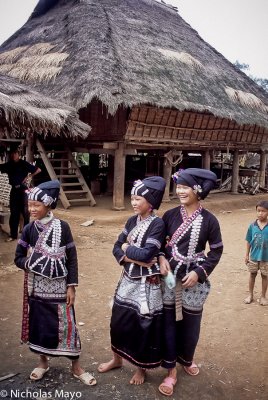 Vietnam (Lai Chau) - Three Lu Women & A Thatched House