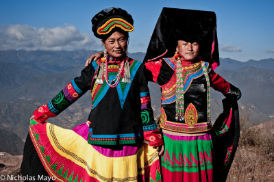 China (Yunnan) - Two Ladies Dressed For Photographs