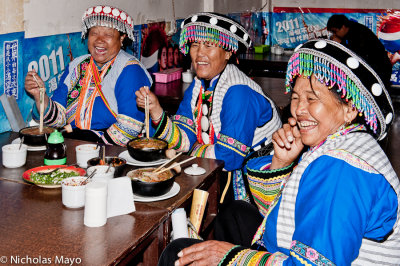 China (Yunnan) - Three Ladies Lunching
