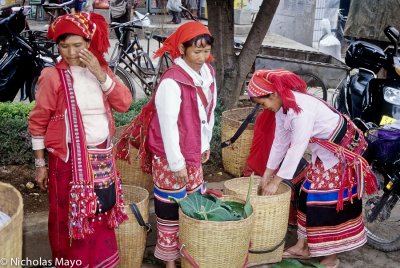 China (Yunnan) - Three In Red