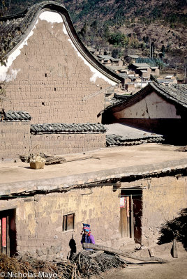 China (Yunnan) - Walking By