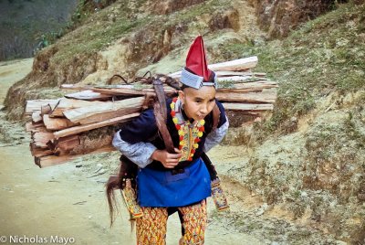 China (Yunnan) - Carrying The Fire Wood Home