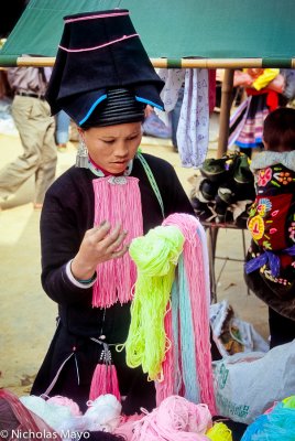 China (Yunnan) - Selecting The Yarn