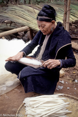 Vietnam (Lai Chau) - Rolling The Cotton