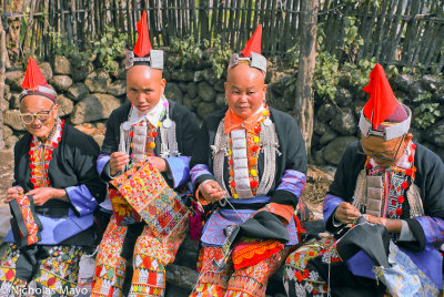 China (Yunnan) - Four Hongte Yao Women Stitching