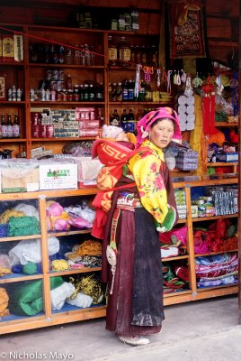 China (Sichuan) - Colourful Woman At The Shop Counter