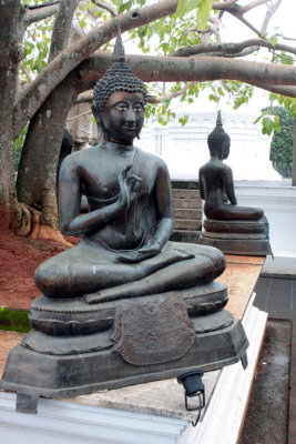 Gangarama Temple,  Beira Lake, Columbo
