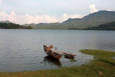Traditional boat, Kandelama Tank, Dambulla