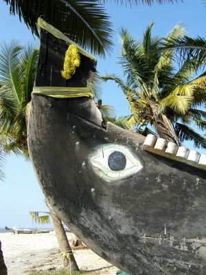 Eye on prow, Marari Beach (RT)