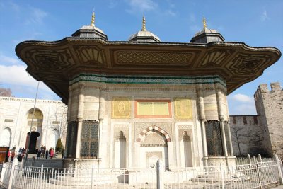 Fountain of Ahmet III in front of Topkapi