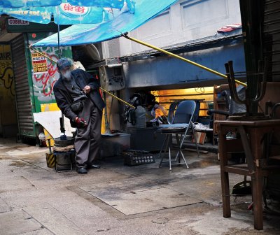 one last shoeshine stand...