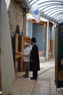 Safed Shoppers I