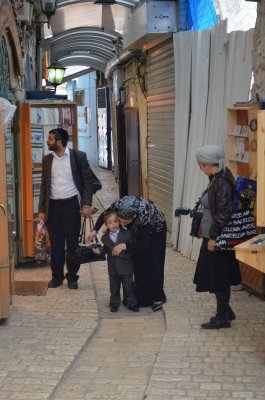 Safed Shoppers II