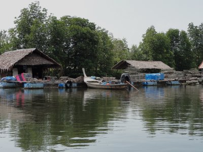 Riverside houses on Krabi River.jpg