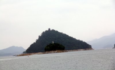 Island-on-lake.jpg