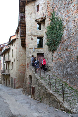 Entrance to Cassa Della Serracca