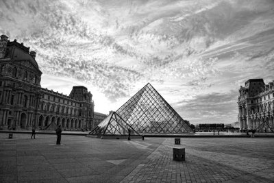 The Louvre Blk n Wht