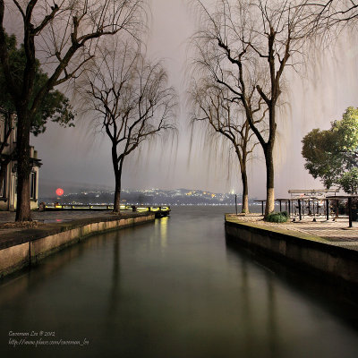 Night walk along the West Lake