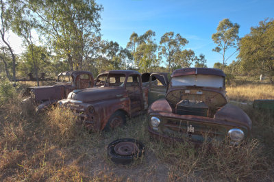 Wrecked utes early morning<p>IMG_4504-4506