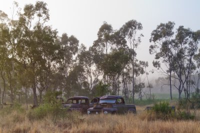 Wrecked utes foggy morning<p>SAM_0259