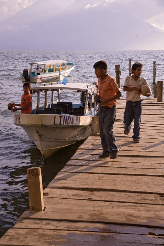 embarcadero en el lago