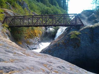 The trail keeps crossing back and forth across the river