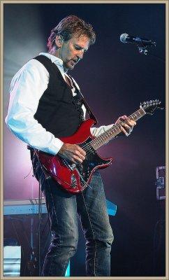 Kenny Loggins with his red guitar 