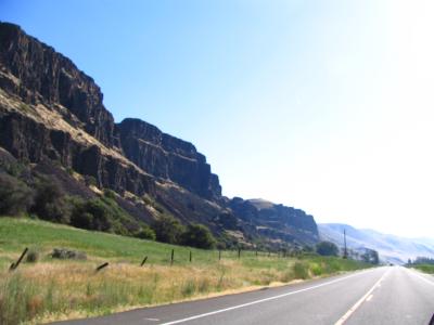 064 WA Geologic formations on Hwy 14.JPG